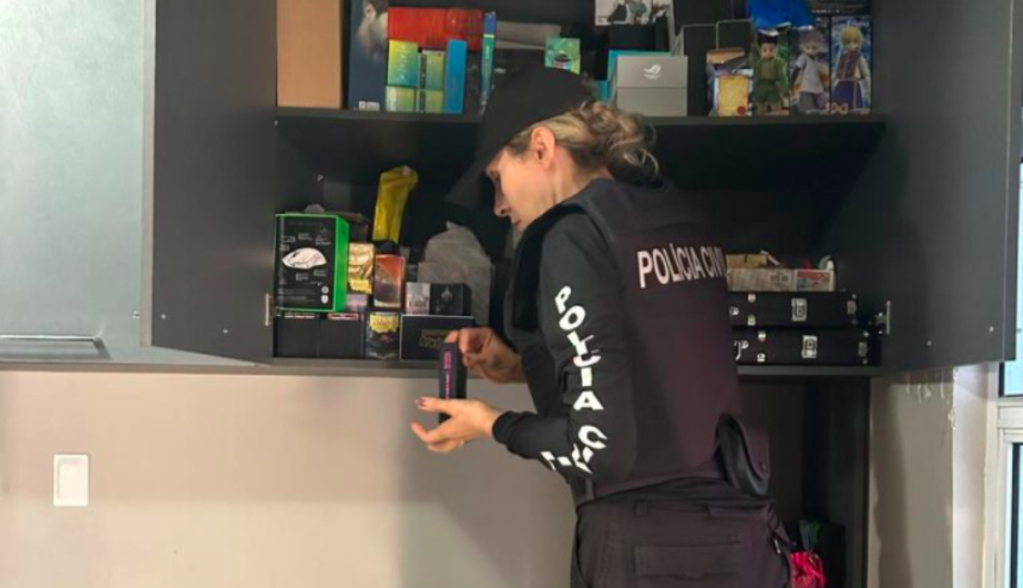 Agente da Polícia Civil do Piauí vasculha casa de suspeito