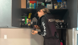 Agente da Polícia Civil do Piauí vasculha casa de suspeito