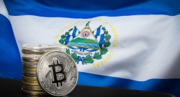 moedas de bitcoin e bandeira de el salvador