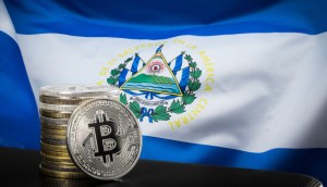 moedas de bitcoin e bandeira de el salvador