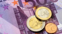 moedas de euro em cima de nota de euro