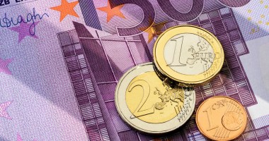 moedas de euro em cima de nota de euro