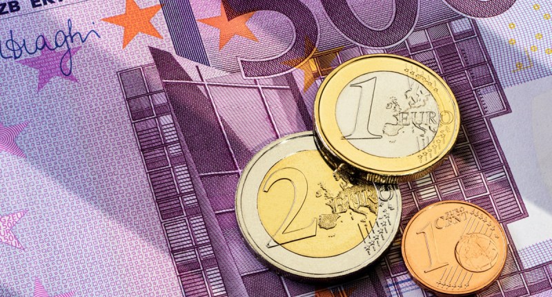 moedas de euro em cima de nota de euro