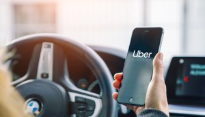 motorista com aplicado da uber