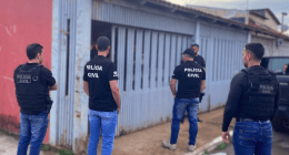 Agentes da Polícia Judiciários Civil do MT são fotografados em frente a casa de suspeito