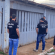 Agentes da Polícia Judiciários Civil do MT são fotografados em frente a casa de suspeito