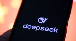 tela de celular mostra logo da deepseek