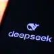 tela de celular mostra logo da deepseek