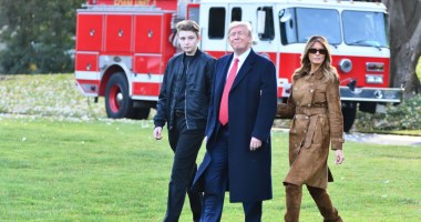 Barron Trump com os pais Donald e Malania