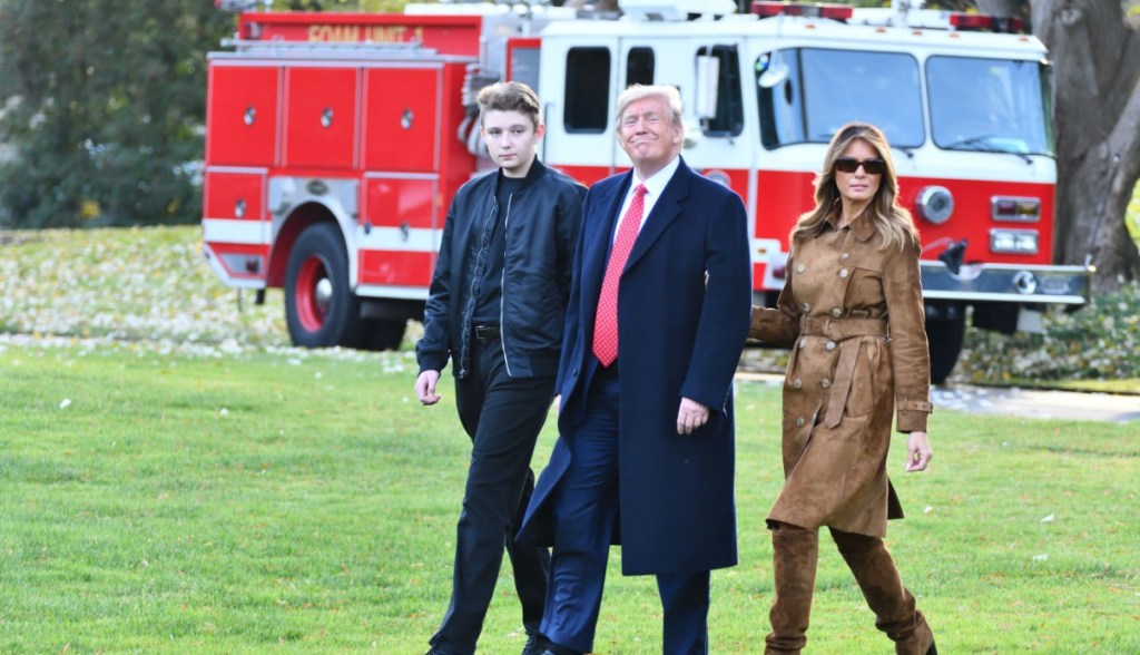 Barron Trump com os pais Donald e Malania