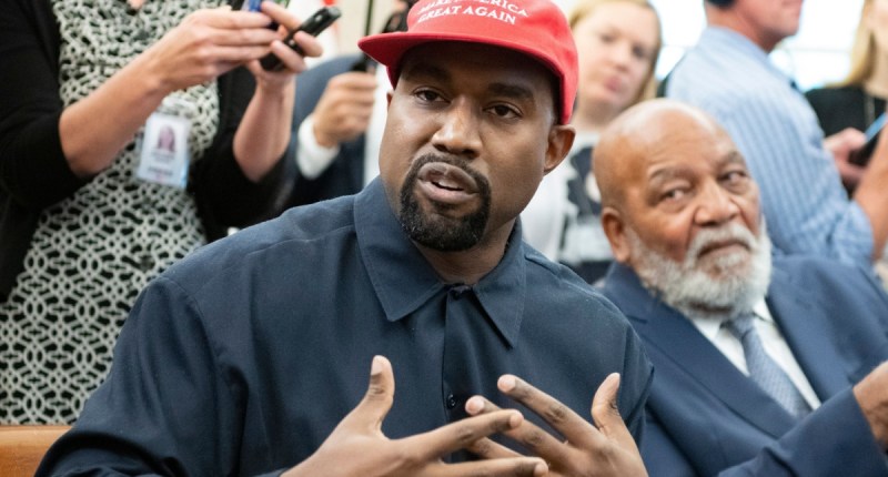 Imagem da matéria: Kanye West nega que vai lançar memecoin: “Moedas predam os fãs”