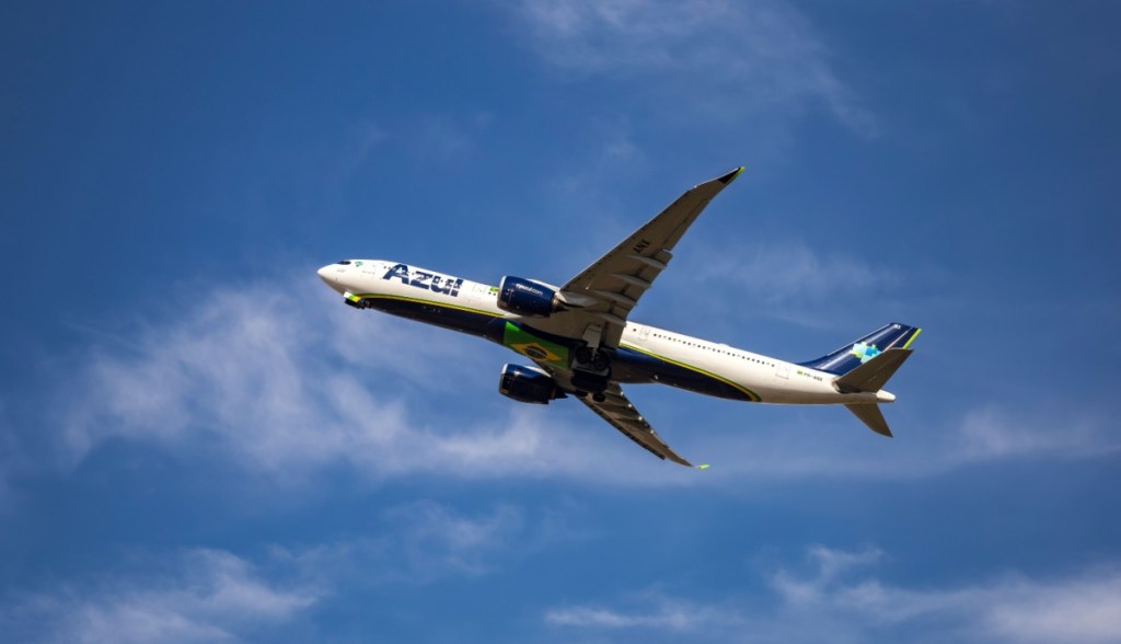 avião da azul no céu diurno