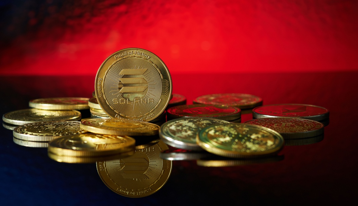 Solana, Cardano e Avalanche lideram perdas no mercado com quedas de 5%