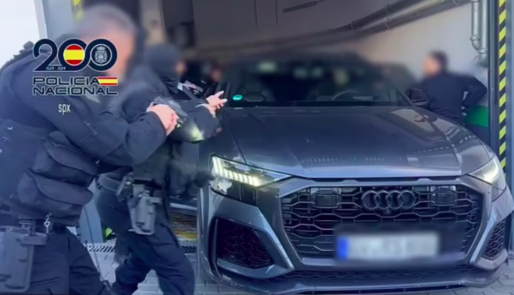 Agentes da Polícia Nacional da Espanha prendendo sequestradores