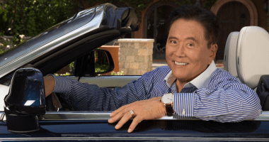 robert kiyosaki, o pai rico posa par foto dentro de carro