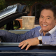 robert kiyosaki, o pai rico posa par foto dentro de carro