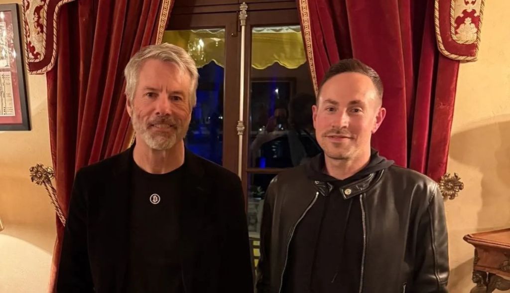 Presidente do Conselho e CEO da GameStop posa ao lado de Michael Saylor, cofundador e presidente executivo da Strategy