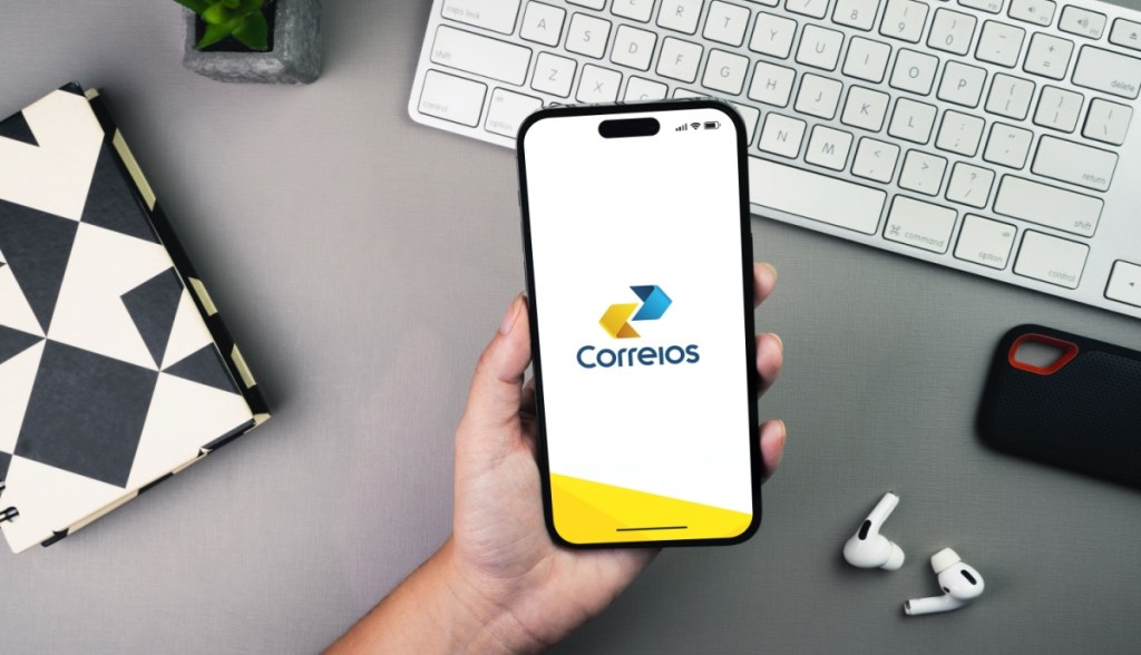 celular com logo dos Correios