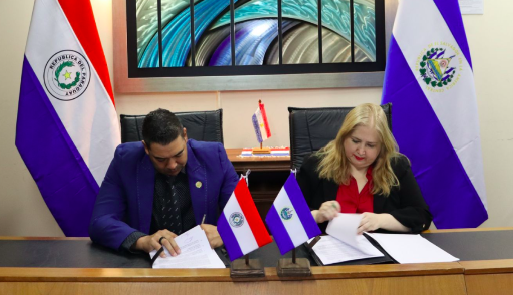 Liliana Elizabeth Alcaraz Recalde e juan Carlos Reyes García assinam memorando de entendimento cripto Ela Salvador E Paraguai