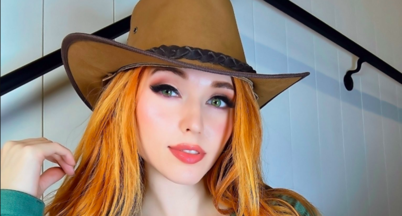 streamer Amouranth psoa para foto no X