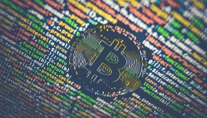 moeda de bitcoin em meio a codigos de computador
