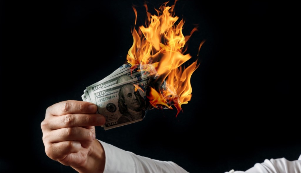 Imagem da matéria: CEO promete queimar o próprio dinheiro após sua criptomoeda cair 90%