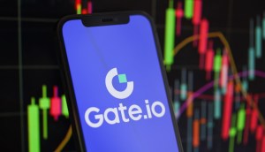 logo Gate.io no celular-atrás um gráfico de negociação