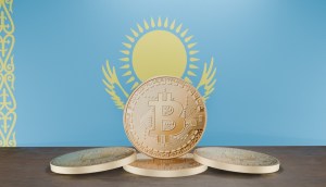 Moedas de Bitcoin à frente de Bandeira do Cazaquistão - Kazakhstan