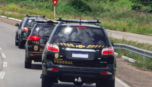 carros da PF em rodovia