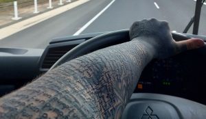 Imagem da matéria: Homem tenta bater recorde mundial ao tatuar “Pump.fun” em si mesmo 700 vezes