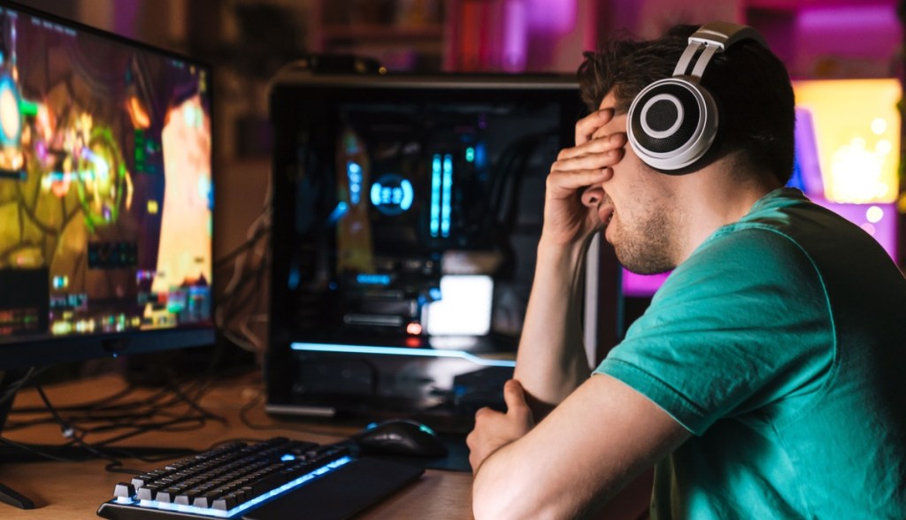 gamer triste de frente ao PC