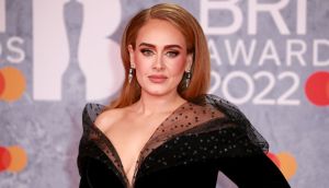 Adele posa para foto