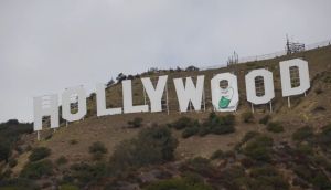 Imagem da matéria: Criadores de memecoin colocam bandeira da Pump.fun em letreiro de Hollywood e são presos; veja vídeo