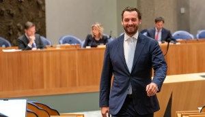 deputado da holanda Thierry Baudet andando sorrindo no parlamento,a Tweede Kamer