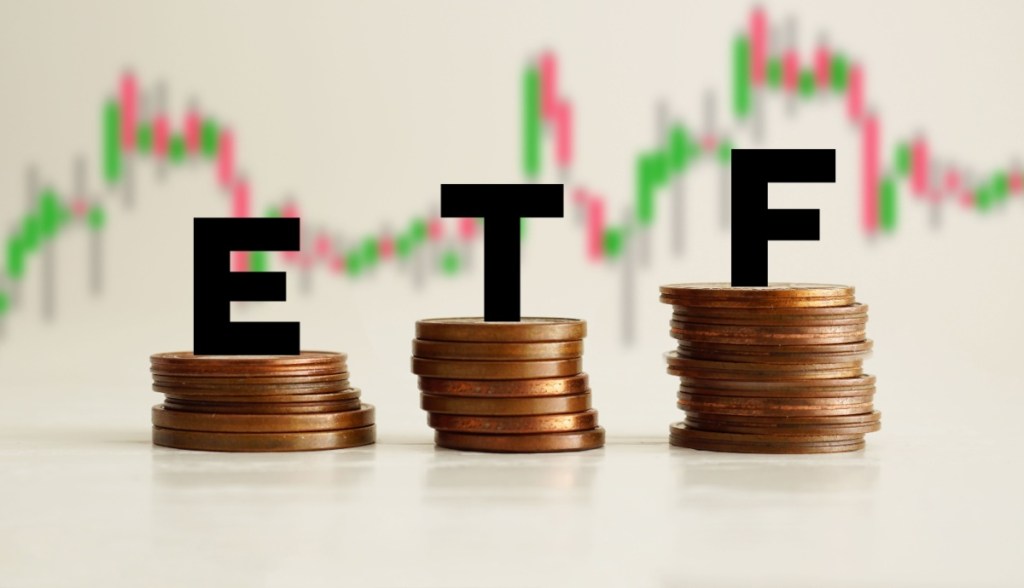 letras ETF em cima de pilha de moedas