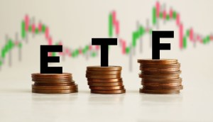 letras ETF em cima de pilha de moedas