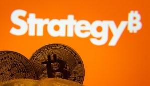 logo da strategy e moeda de bitcoin