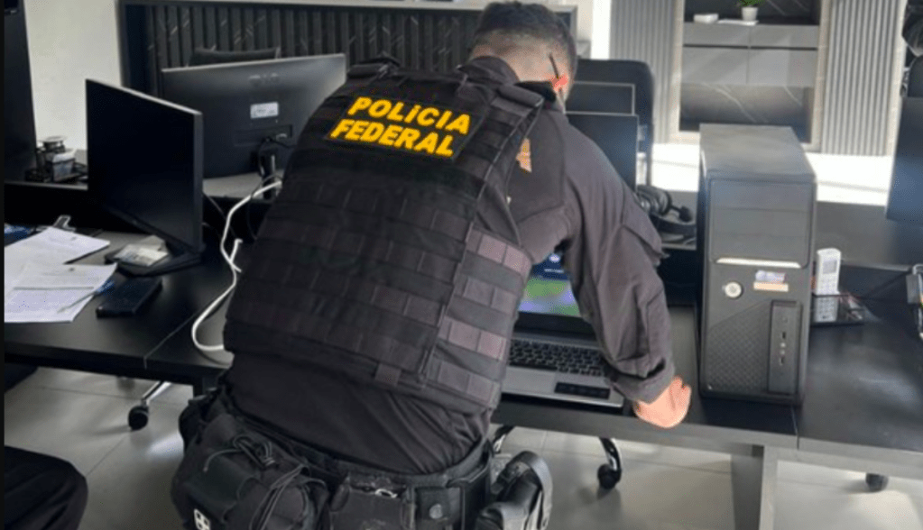 Agente vasculha computador durante operacao Lusocoin da PF contra lavagem de dinheiro com criptomoedas usdt