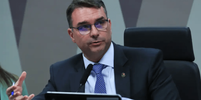 Flávio Bolsonaro atuou na defesa de sócios presos do “Faraó do Bitcoin”
